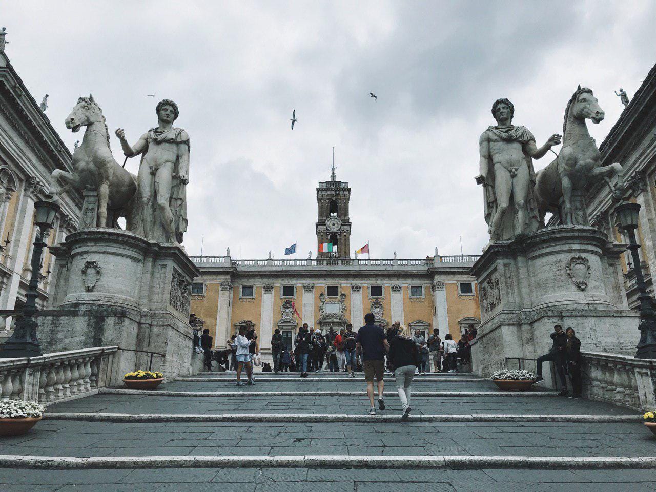 Variants of the myth of Leda and Zeus and the Dioscuri statues on Rome's Capitoline Hill