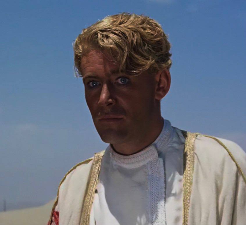 Se remémorant le tournage de « Lawrence d'Arabie », Peter O'Toole écrit que la mère, déjà d'un âge respectable, de l'un des guides locaux de l'équipe l'interrogeait sur les femmes de la tribu chrétienne et sur leur manière de vivre, s'étonnant de sa peau