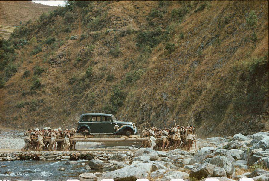 Une Rolls-Royce traverse une rivière au Népal en 1950