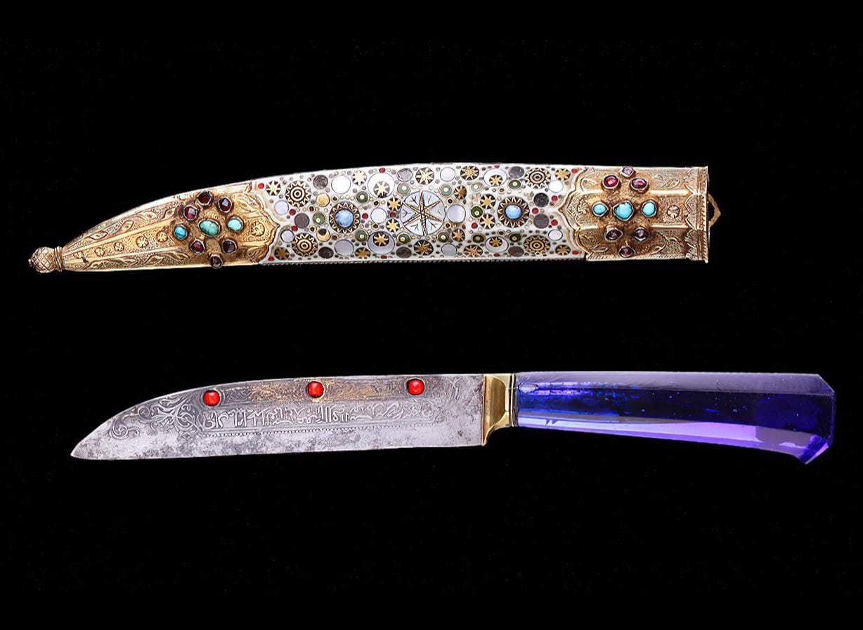 Couteau à manche en verre bleu et fourreau d'ivoire incrusté de pierres précieuses