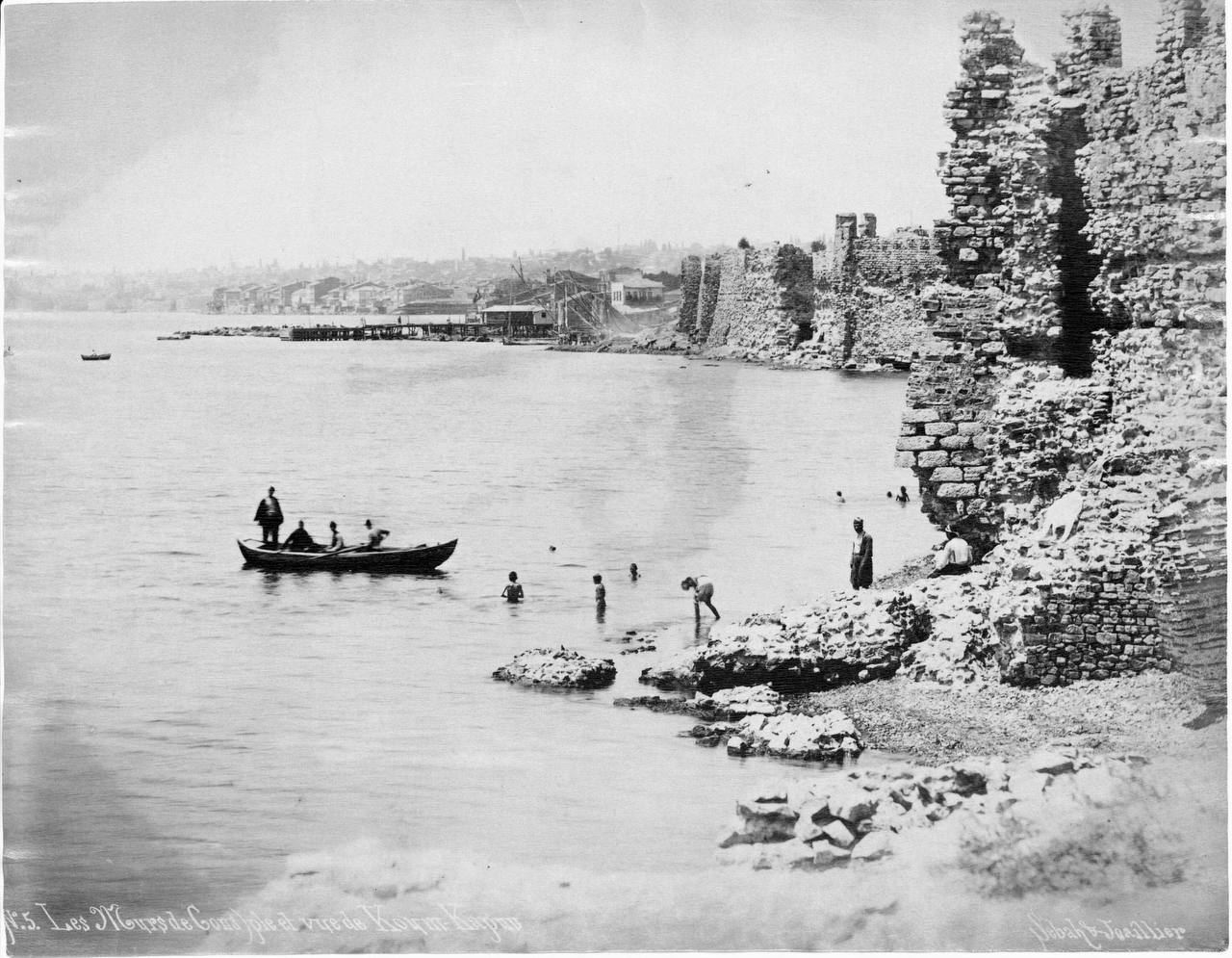 Les murailles de Constantinople sur le littoral de la mer de Marmara, dans le quartier de Kumkapı, cliché des années 1870, photographie de l'Assyro-Arménien Pascal Sébah et du Français Polycarpe Joaillier