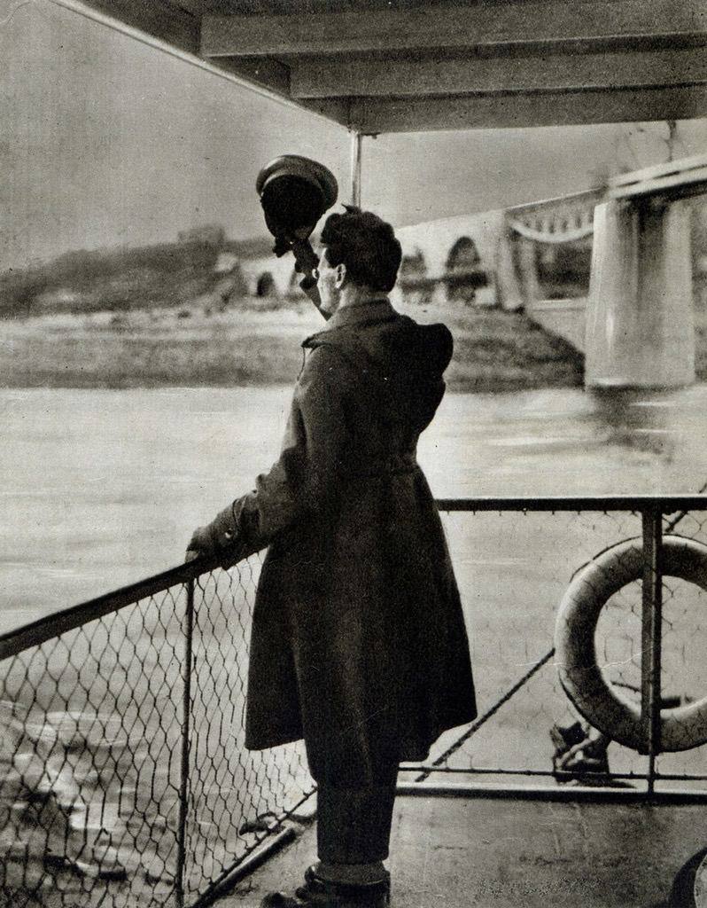 Le 12 février 1929, Léon Trotski, muni d'un passeport au nom de Sedov, fut expulsé du port d'Odessa vers Constantinople, avec sa femme et son fils Lev Sedov, sous escorte d'agents du Guépéou, à bord du vapeur «&nbsp;Ilitch&nbsp;» (ex-«&nbsp;Nicolas II&nbs