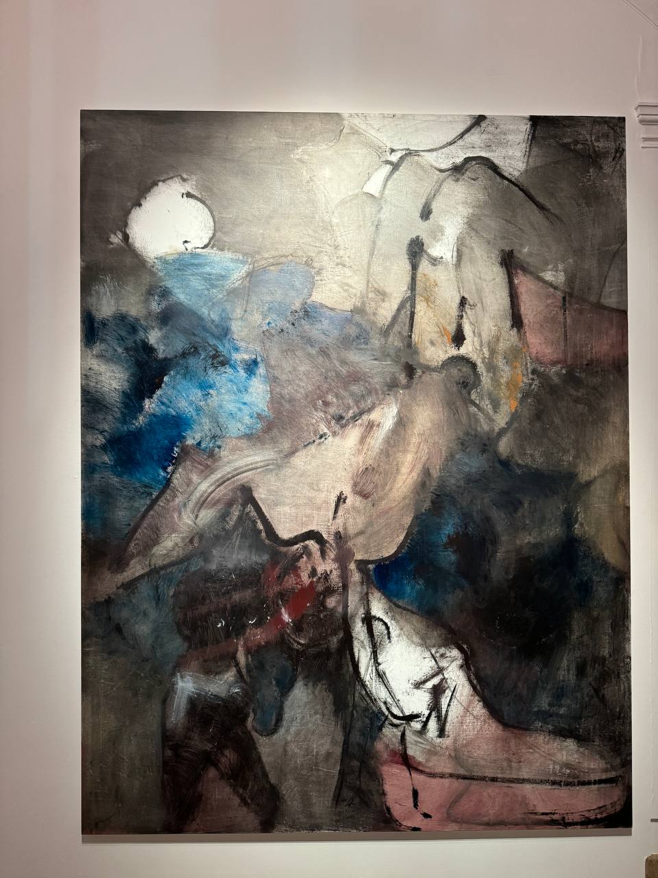 Leonid Tskhe's exhibition "Capriccio", on the theme of embraces, has opened at the Vladey gallery on Neglinnaya