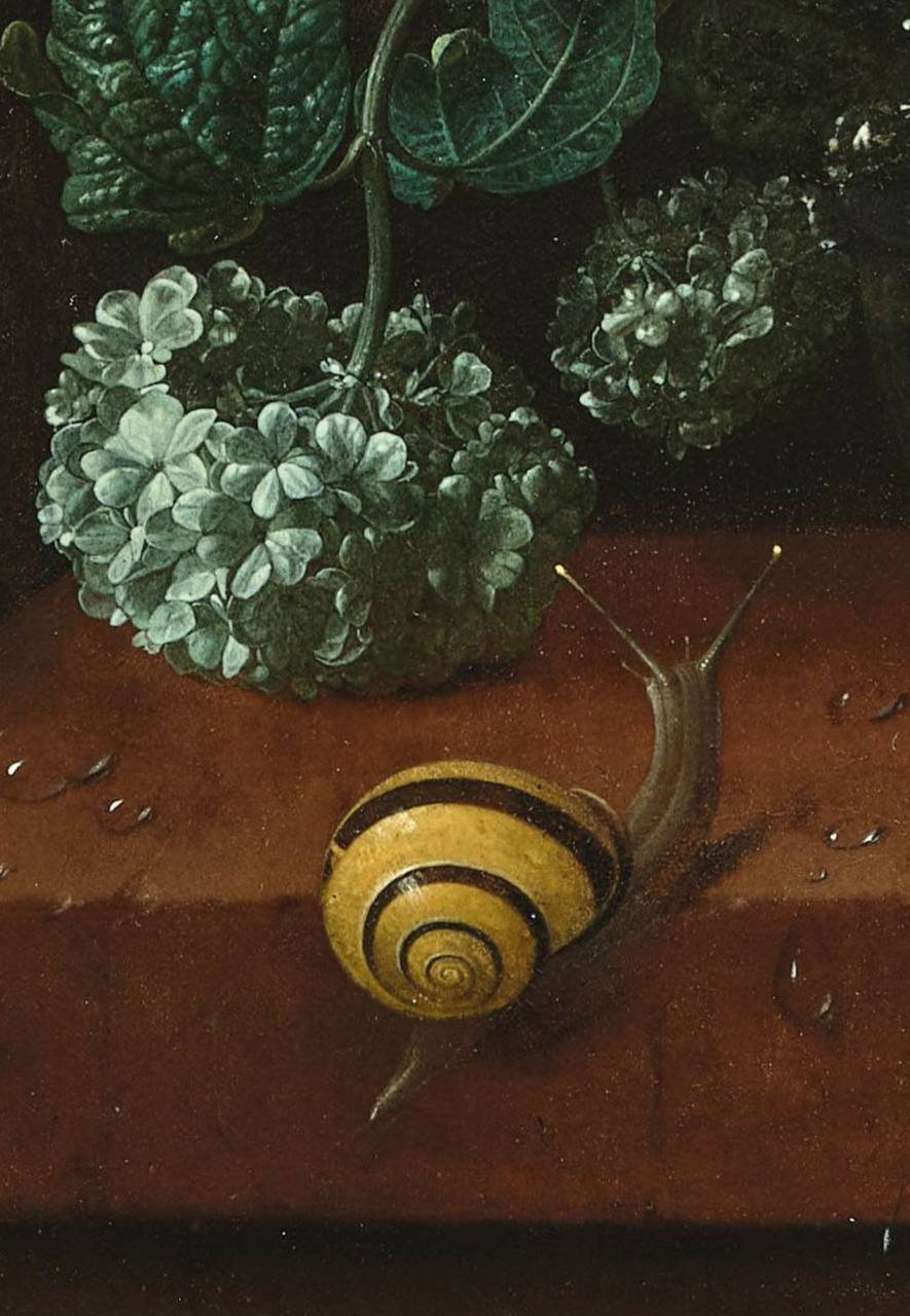 Détail d'une nature morte peinte : un escargot à coquille jaune rayée rampe sur une dalle brun-rouge près d'un bouquet de fleurs vert pâle et de feuilles, avec des gouttes d'eau.