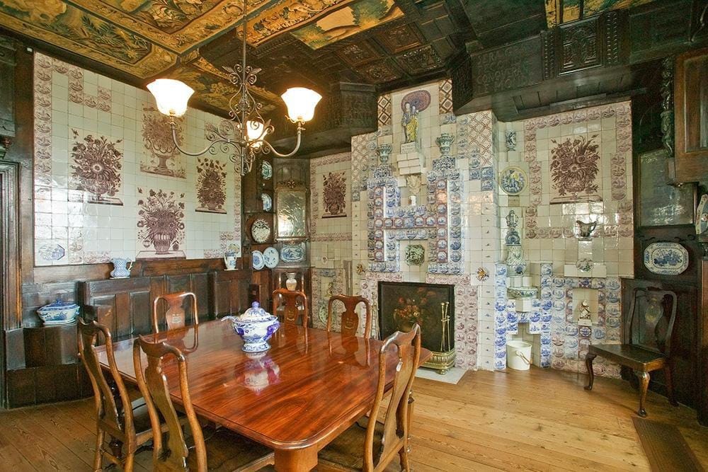 La maison elle-même évoque l'un des romans de Hugo