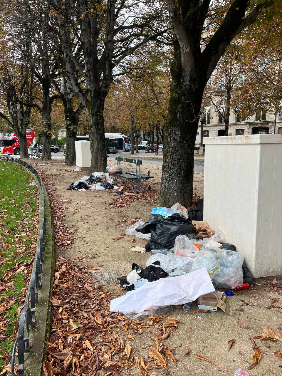 The Discreet Charm of Anne Hidalgo, Mayor of Paris: Delightful Heaps of Rubbish Two Steps from the Gucci Boutique on Avenue Montaigne