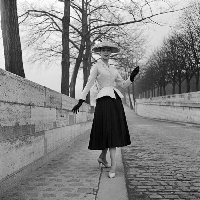 The Galerie Dior presents a retrospective of the iconic suit, with the Bar jacket from the 1947 collection, for which Christian Dior changed the shape of the mannequin for the first time, achieving a feminine silhouette that became one of the most recogni