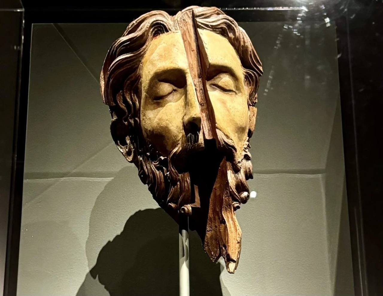 Tête du Christ, fragment du crucifix de la basilique San Bernardino à L'Aquila, dans les Abruzzes : c'est la seule sculpture en bois conservée, ou plutôt le seul fragment conservé, de l'architecte et sculpteur Lando di Pietro
