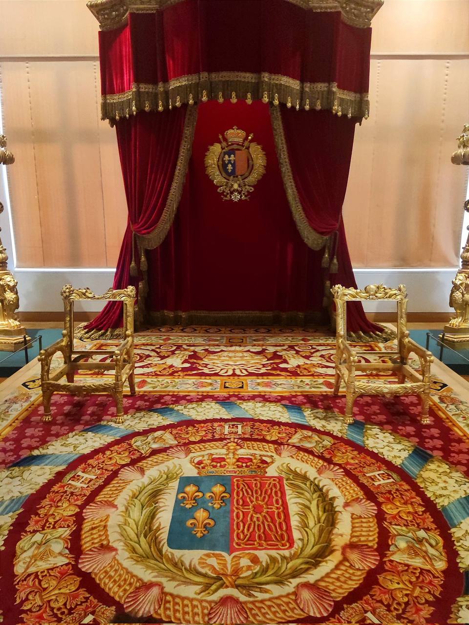 Les éléments du décor restaurés de la salle du trône de Louis XVIII au Louvre soulèvent une question : pourquoi les proportions et l'aspect du baldaquin diffèrent-ils à ce point du dais surmontant le trône sous Louis-Philippe et Napoléon III ?