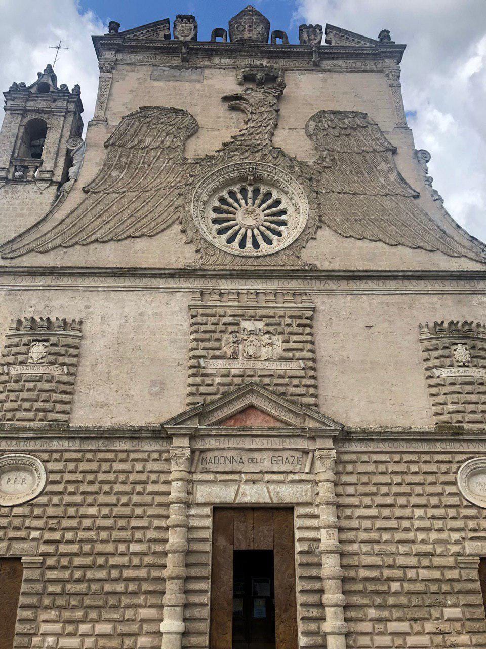 1602 жылы салынған Гравинадағы Madonna della Grazia шіркеуінің қасбетіндегі жазулар мен елтаңба
