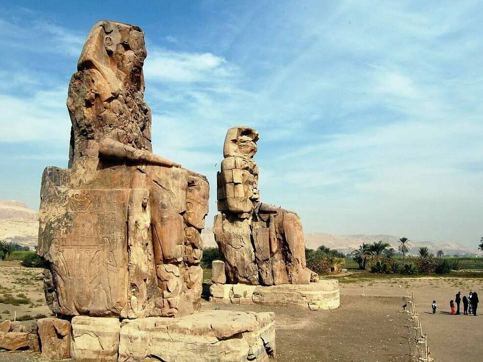 Les colosses de Memnon, hauts de 18 mètres, gardent l'entrée du temple funéraire d'Amenhotep et représentent le pharaon Amenhotep III, face à l'Orient