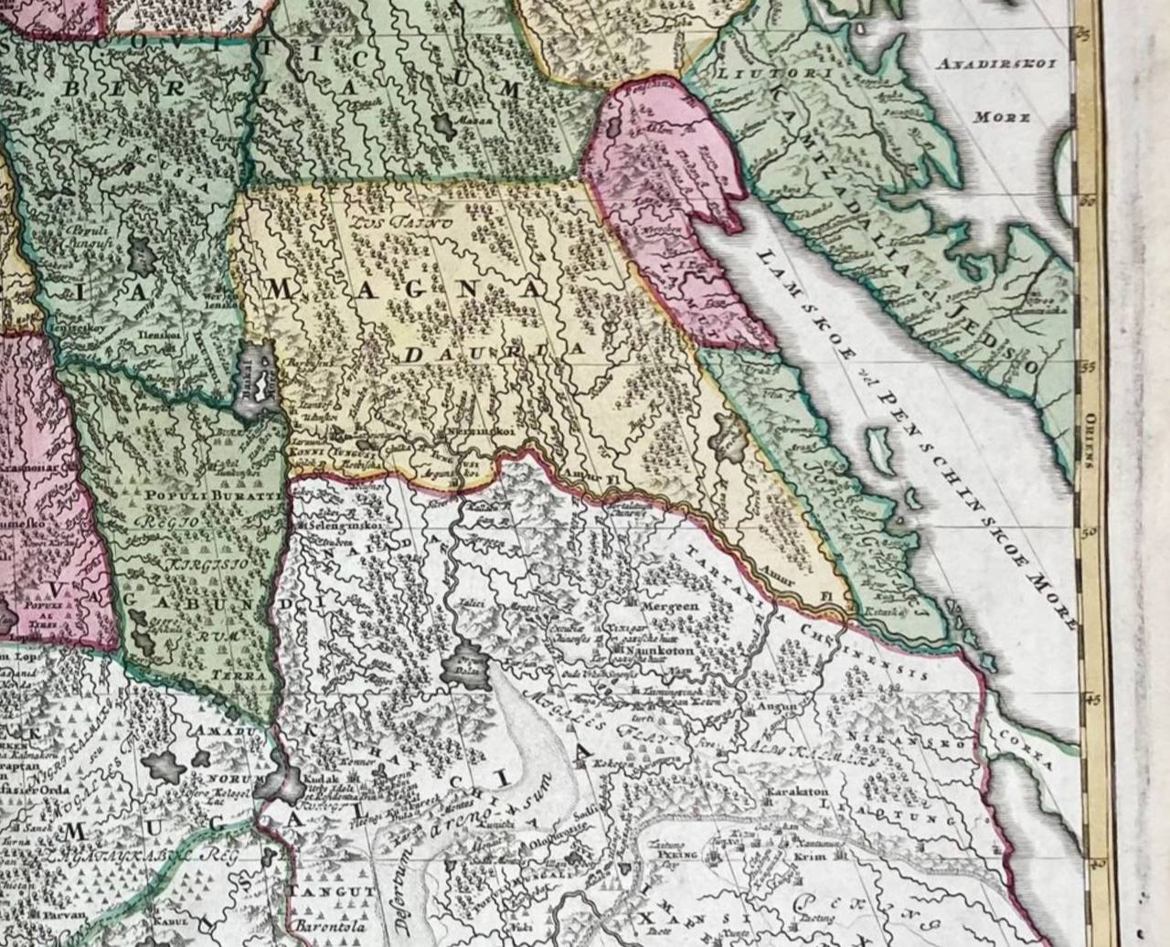 Lamskoe vel Penschinskoe more sur la carte Generalis Totius Imperii Russorum de 1715 : c'est-à-dire la mer d'Okhotsk, qui porta bien d'autres noms