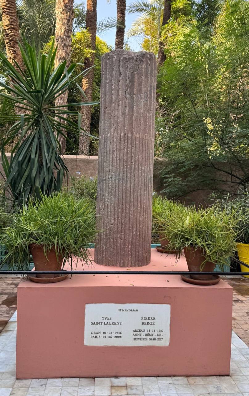 Un ami a publié sur Insta la photo de la stèle commémorative d'Yves Saint Laurent et de Pierre Bergé, dans le jardin Majorelle, non loin de leur villa «&nbsp;Oasis&nbsp;» à Marrakech, et j'ai remarqué la plaque. Je me souviens qu'elle disait autrefois sim
