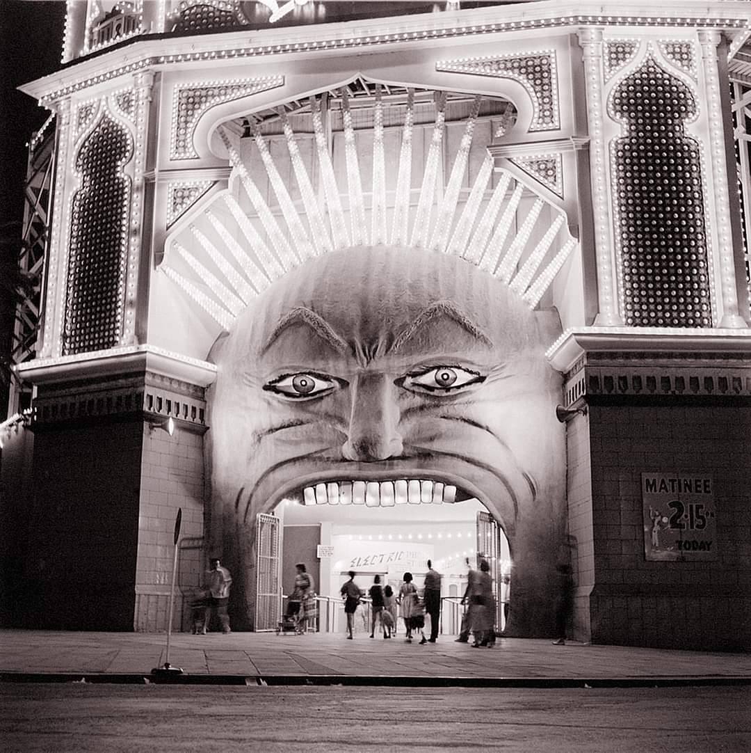 Bâtie il y a 110 ans, l'entrée du parc d'attractions Luna Park de Melbourne – la gueule de Mister Moon – renvoie d'emblée à toutes les légendes urbaines et à tous les récits d'épouvante sur des enfants disparus dans les parcs de loisirs