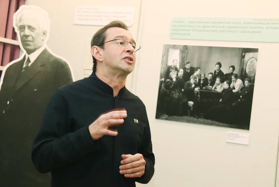 I kept wondering why the exhibition in the Green Foyer of the Moscow Art Theatre, devoted to six productions of "The Seagull" and at the same time to Chekhov's 165th anniversary, is called "From Konstantin to Konstantin"