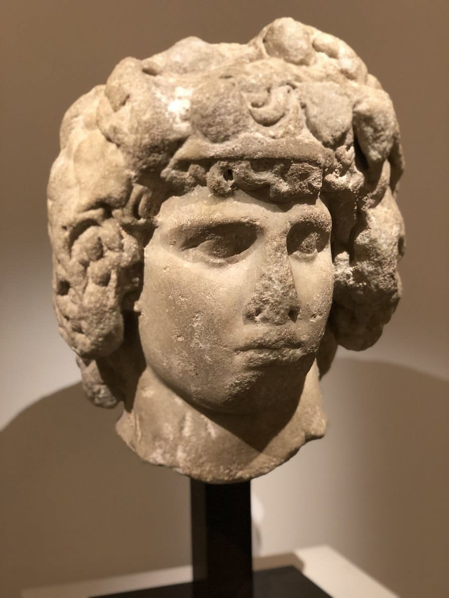 Un buste en marbre d'Antinoüs en Dionysos et Osiris est apparu chez Sotheby's en juin