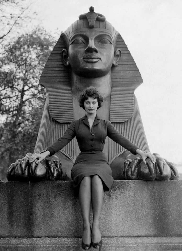 Sophia Loren in 1967 beside one of the two London sphinxes flanking Cleopatra's Needle on the Victoria Embankment