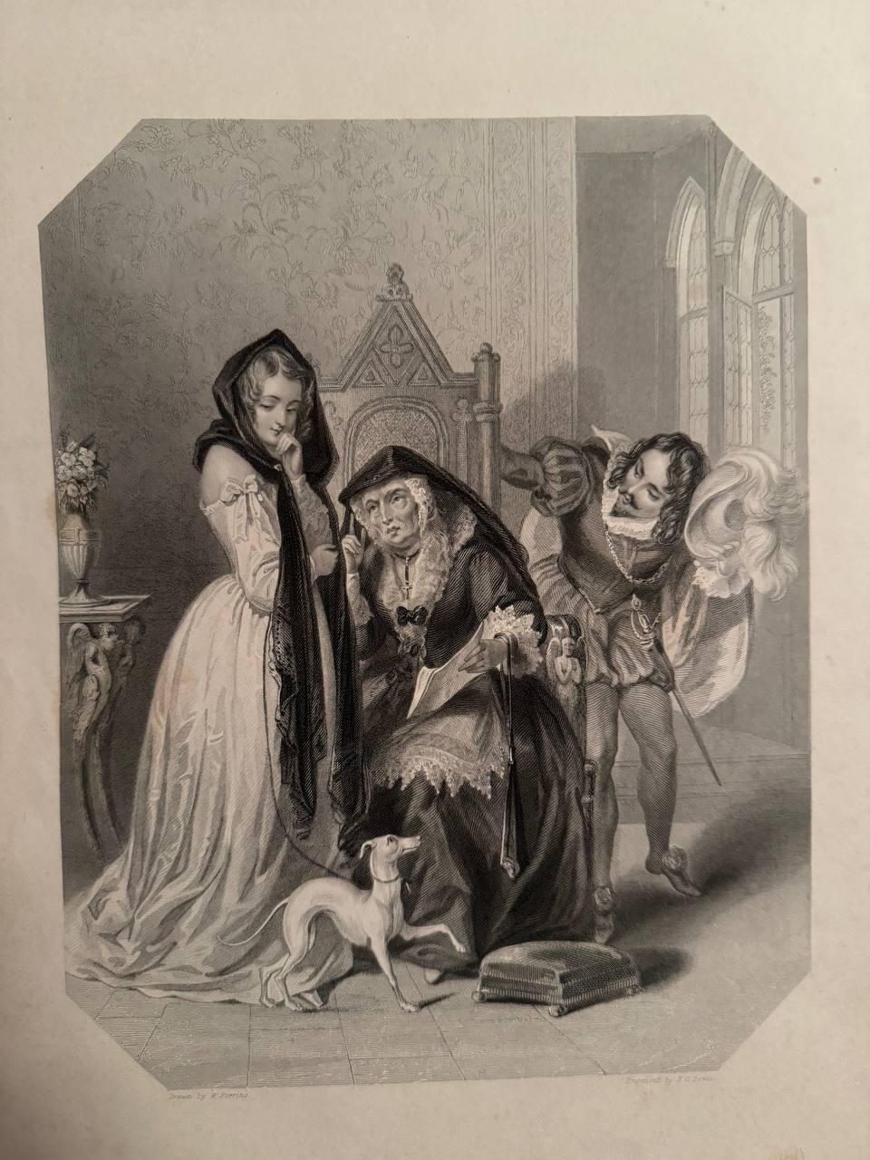 Gravure montrant une femme âgée en capuchon sombre assise dans un fauteuil gothique avec une feuille, entourée d'une jeune femme et d'un homme penché à chapeau à plume, un lévrier à ses pied