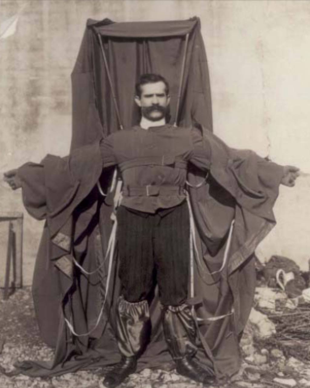 1912 жылы 4 ақпанда француз тігіншісі Франц Райхельт биіктен секіруге арналған костюм-парашют жасап, өз өнертабысын Эйфель мұнарасының бірінші деңгейінен, 57 метр биіктіктен секіріп, өз басында сынап көрді