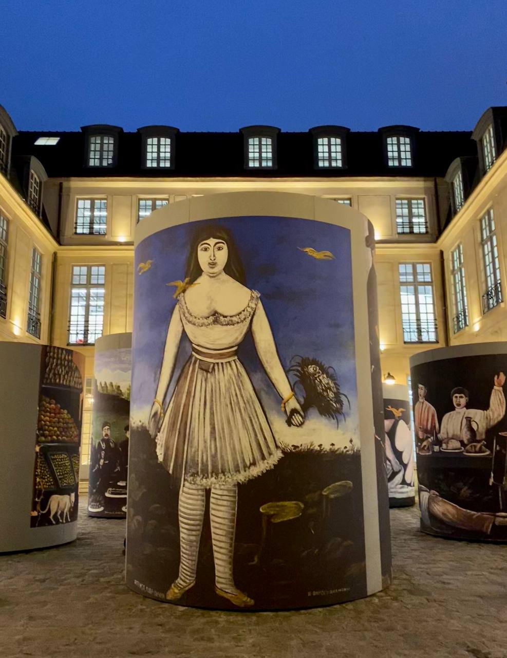 Niko Pirosmani dans la cour du Dover Street Market, installé dans le quartier du Marais, à l'hôtel de Coulanges, où vécut jadis Mme de Sévigné