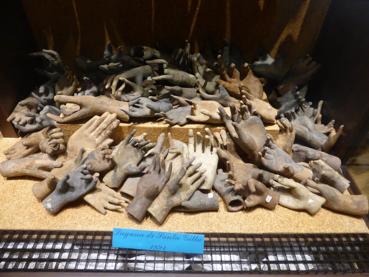 The mountain of hands in the Archaeological Museum of Cagliari, the capital of Sardinia, recalled the touching scene in «Call Me by Your Name» in which the heroes attend the raising of a statue from the bed of the Aegean Sea, and Oliver hands Elio a bronz