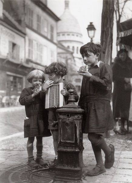 Children wiping car windows at a Moscow intersection, as in 1990s films