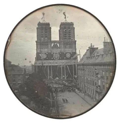 La cathédrale sans sa flèche, drapée de deuil pour les funérailles du duc d'Orléans
