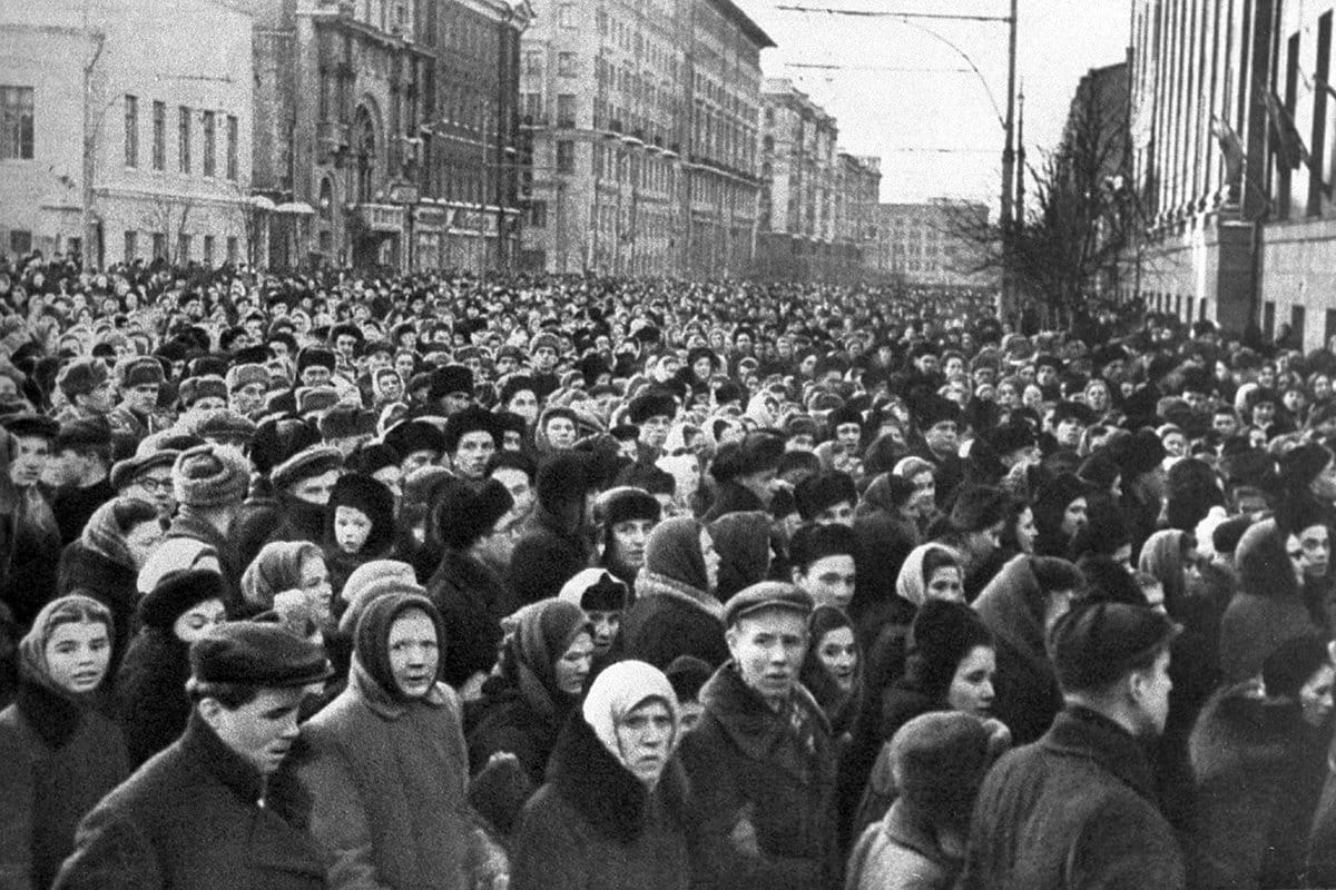 Суретші Валерий Юрлов Мәскеудегі Сталинді жерлеу кезіндегі қалың топтың қысымын еске алады