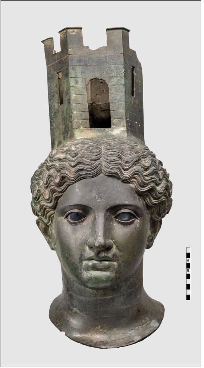 La déesse du hasard Tyché n'était pas seulement représentée avec une corne d'abondance et un gouvernail de navire, mais aussi coiffée d'une couronne en forme de remparts