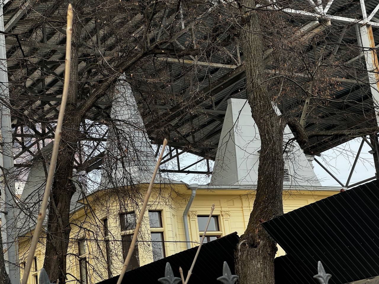 Плющихадағы Снегирев үйін шатырдың астына тығып тастады