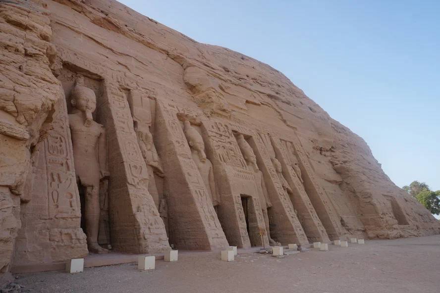 Devant le temple de Néfertari à Abou Simbel en 1968, photo de Kees Scherer