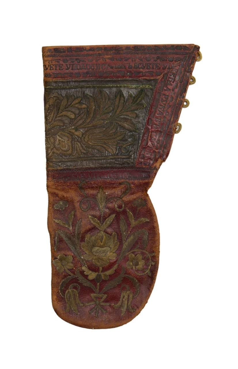Mitaines de cuir richement ornées de broderies, œuvre d'artisans russes du XIXe siècle