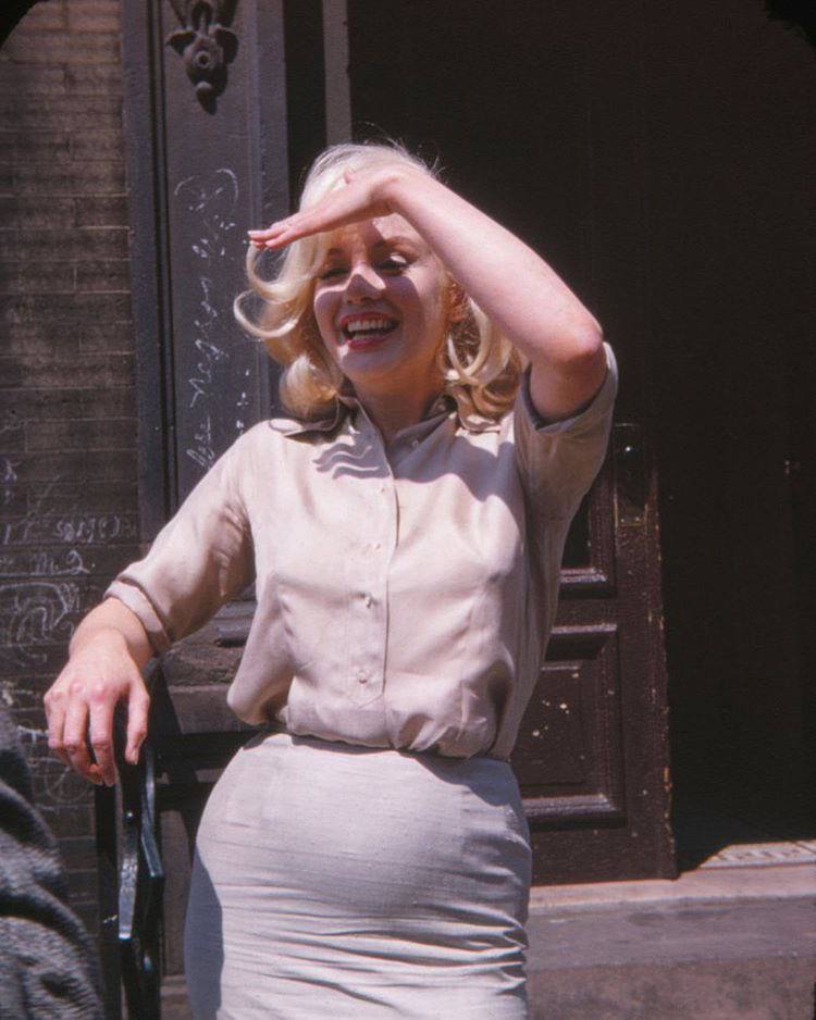 Marilyn Monroe dans des vêtements qui ne dénudent pas le corps