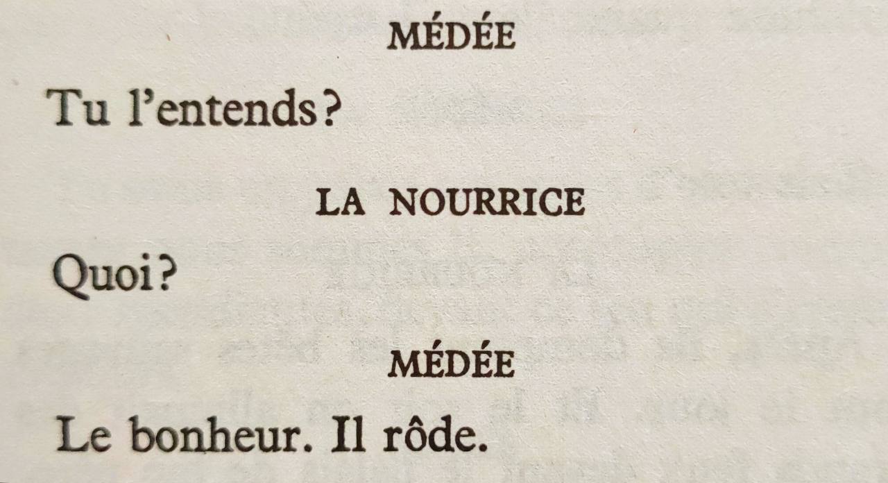 « Vous l'entendez ? – Quoi ? – Le bonheur, il se cache »