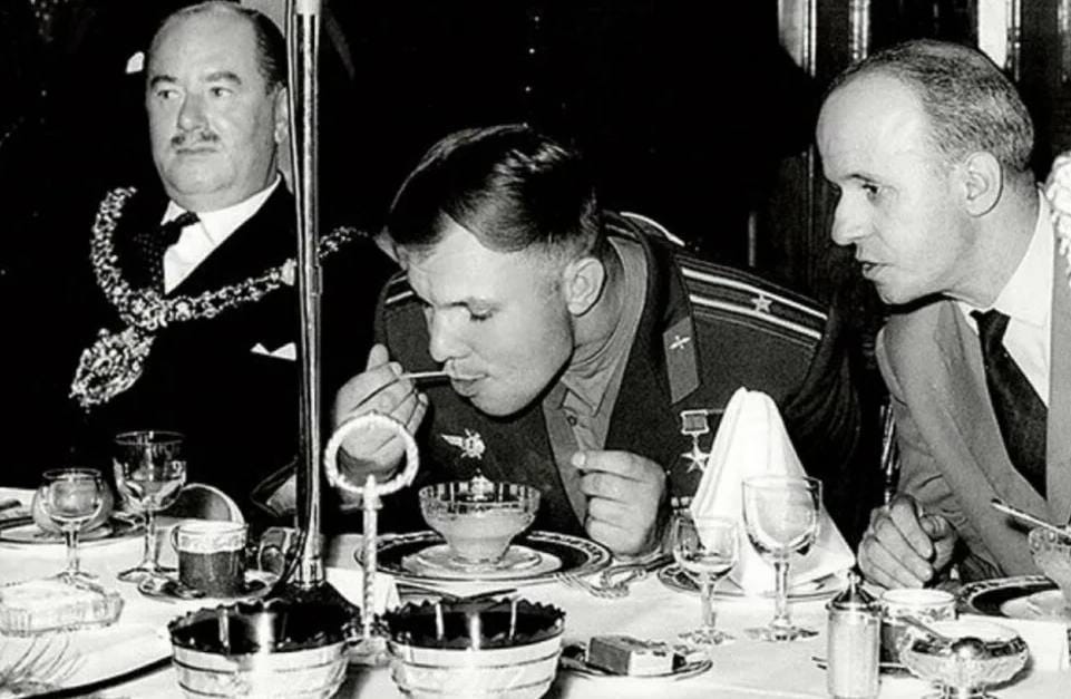 À propos de l'anecdote bien connue selon laquelle, lors d'une réception chez la reine Élisabeth II en 1961, Iouri Gagarine, après avoir bu une tasse de thé au citron, aurait sorti la rondelle de citron pour la manger, une précision s'impose