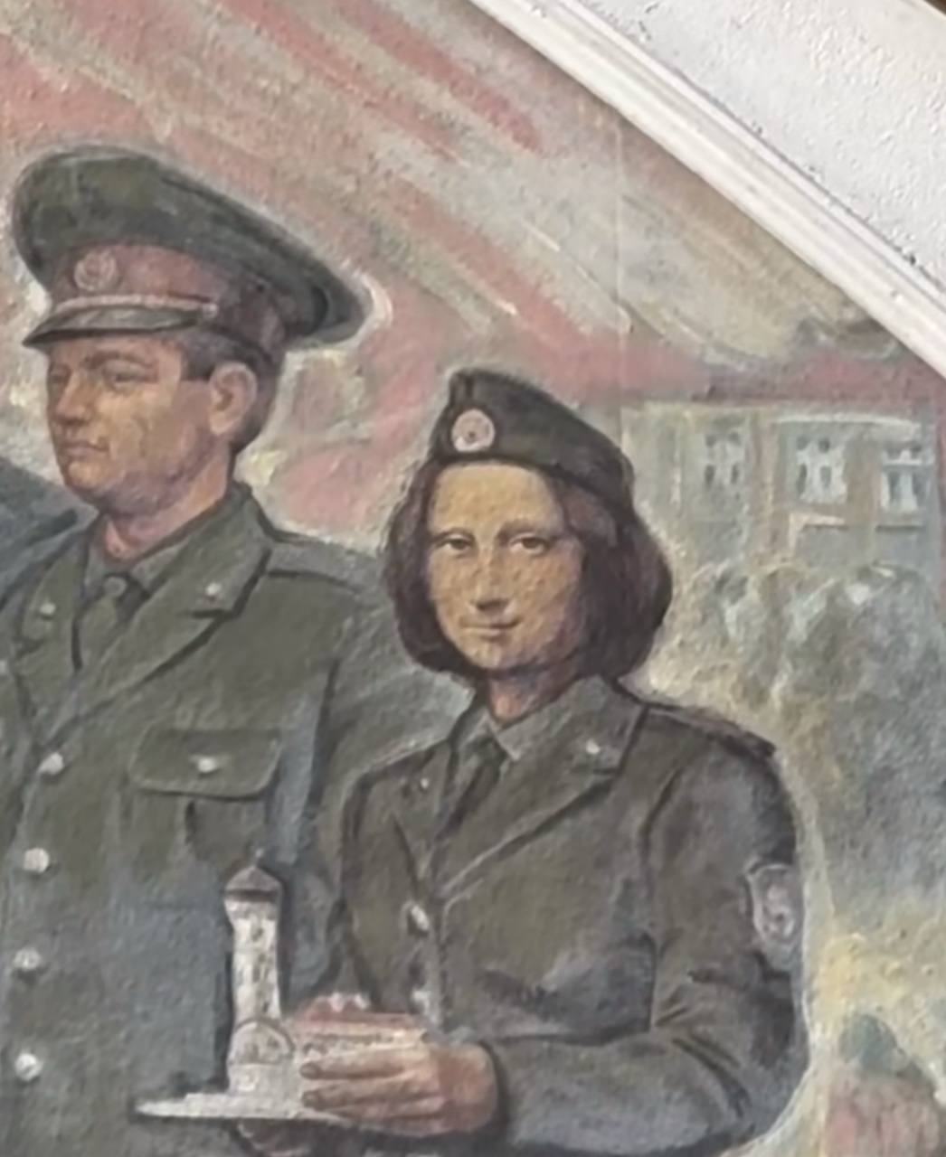 La Joconde de Grodno sur la façade d'une tour de guet des pompiers du début du XXe siècle