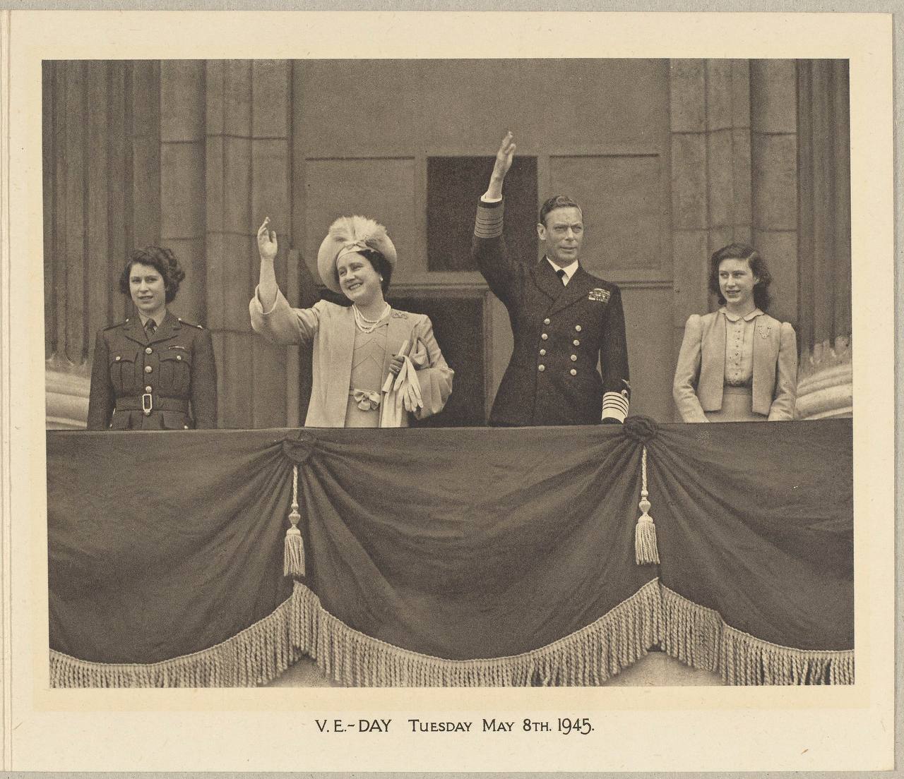 La famille royale britannique le jour de la Victoire, en 1945 et en 2025