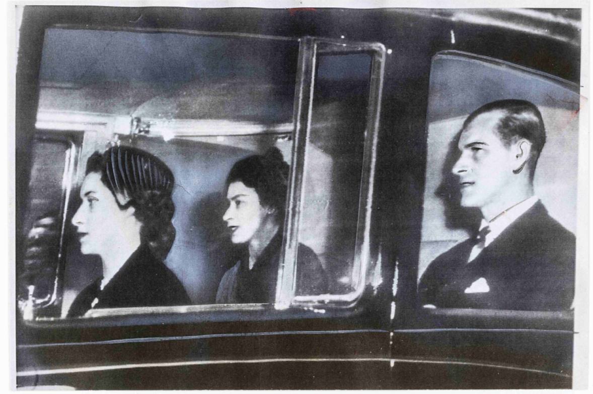 La reine Elizabeth ressemble tant à sa jeune sœur, la princesse Margaret, que, sous leur photographie commune, prise sur la route du chevet de Mary de Teck mourante, le journal a dû préciser que la reine se trouvait au centre