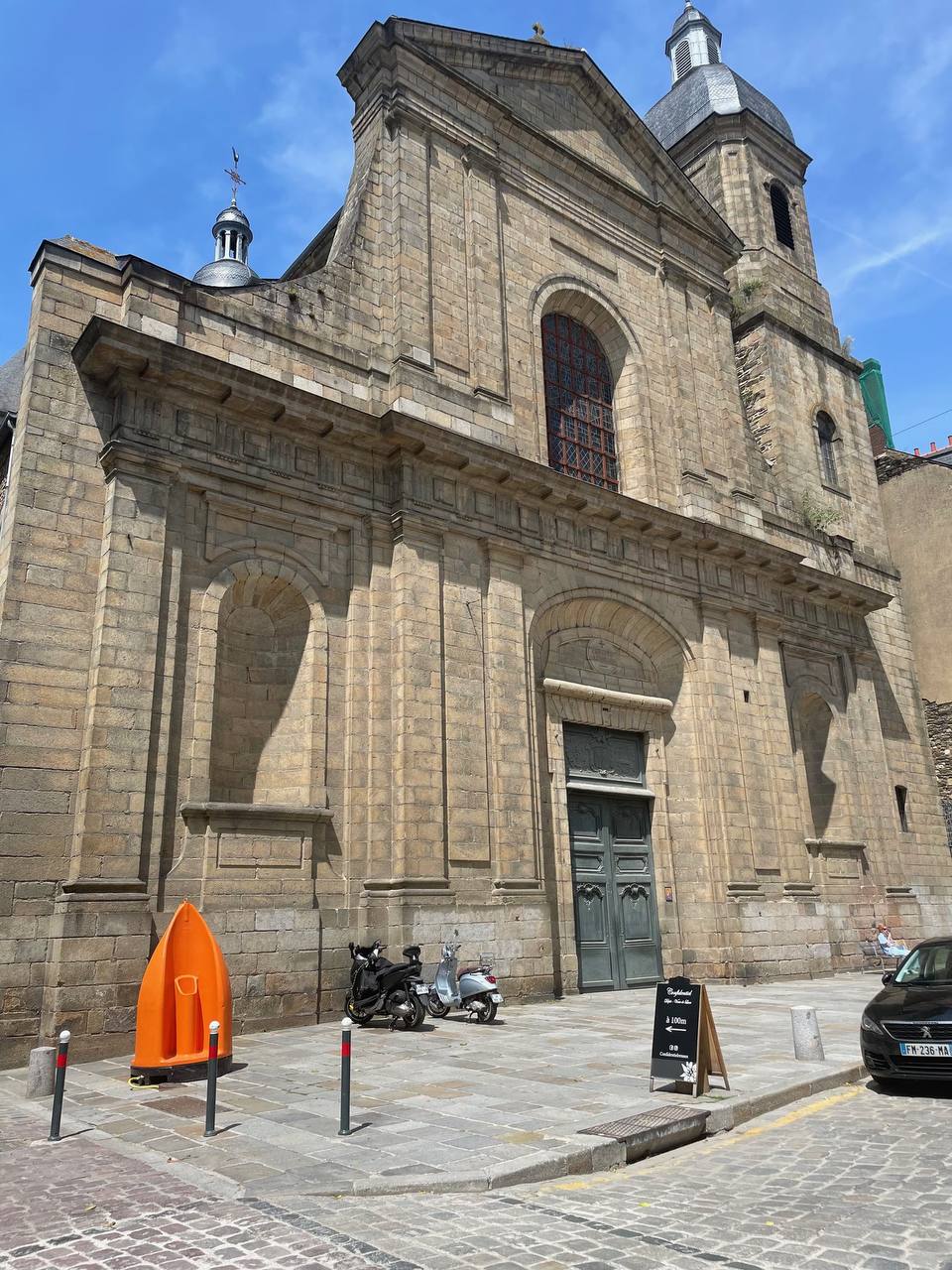 Le respect du patrimoine culturel et de l'Église chrétienne en France, en deux photographies : des urinoirs à ciel ouvert devant la façade de la basilique Saint-Sauveur, au cœur de la ville historique de Rennes, en Bretagne