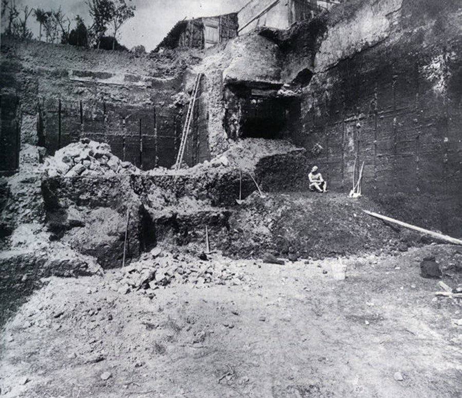 Au printemps 1885, les fouilles de la colline du Quirinal, à Rome, mirent au jour une magnifique sculpture en bronze représentant un boxeur au repos