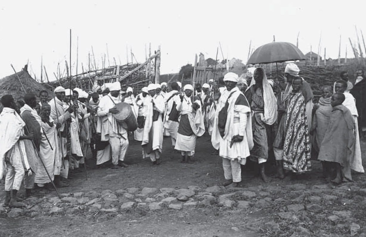 Le clergé orthodoxe abyssin à Pâques dans la cour de l'hôpital russe d'Addis-Abeba, années 1900