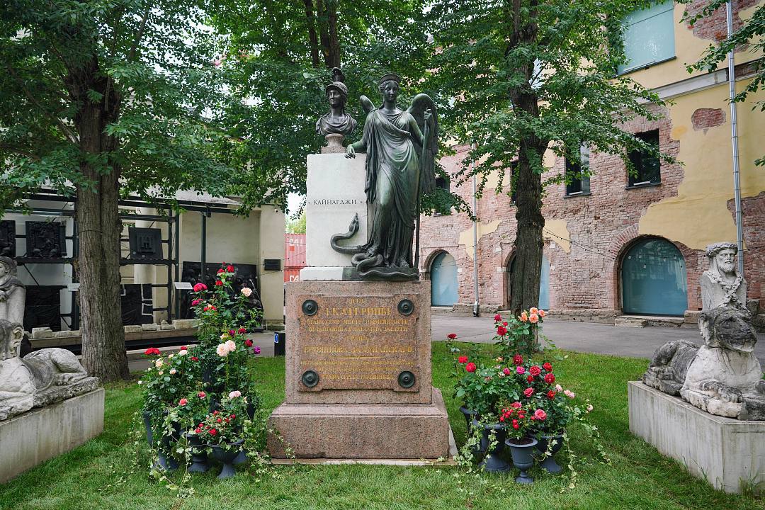 А. В. Щусев атындағы Сәулет мұражайының мүсін аулысында