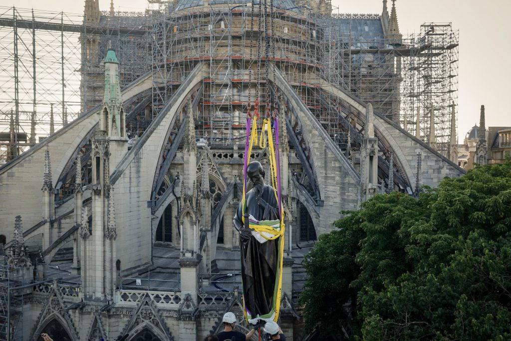 Le 23 juin, après six années de restauration et avec la bénédiction de l'archevêque de Paris, Mgr Laurent Ulrich, la première des seize statues de cuivre a repris sa place sur la flèche de Notre-Dame de Paris
