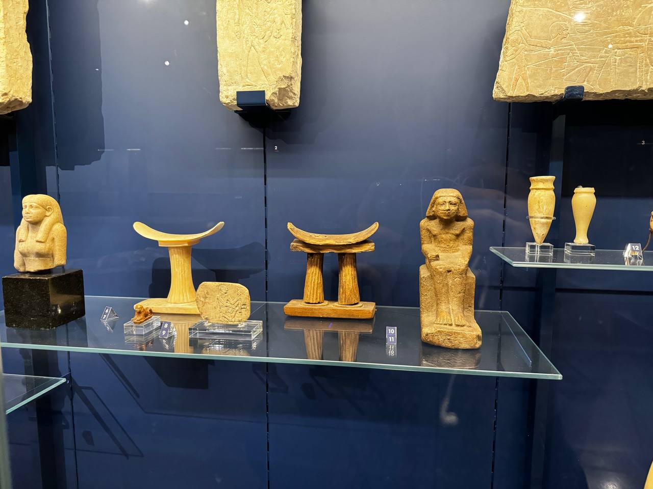 Un appui-tête en bois de l'Égypte ancienne évoque la maquette d'un portique grec