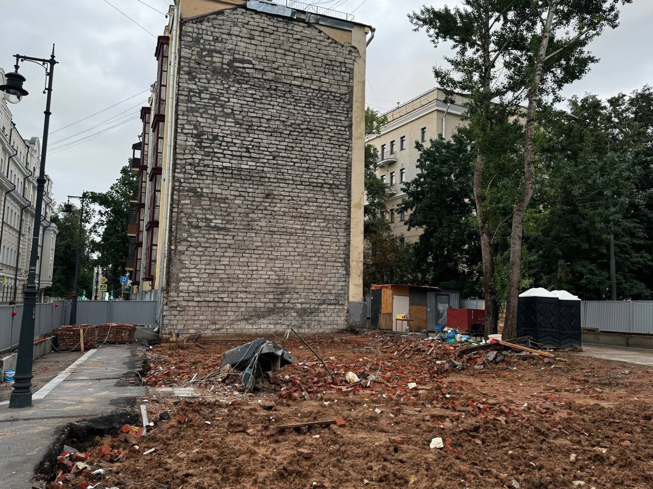 Some buildings are entered on the protected lists, while others are quietly demolished, the features of old Moscow being ever more thoroughly wiped from the face of the city