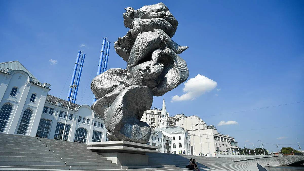 "Big Clay No. 4" is being removed from Bolotnaya Embankment