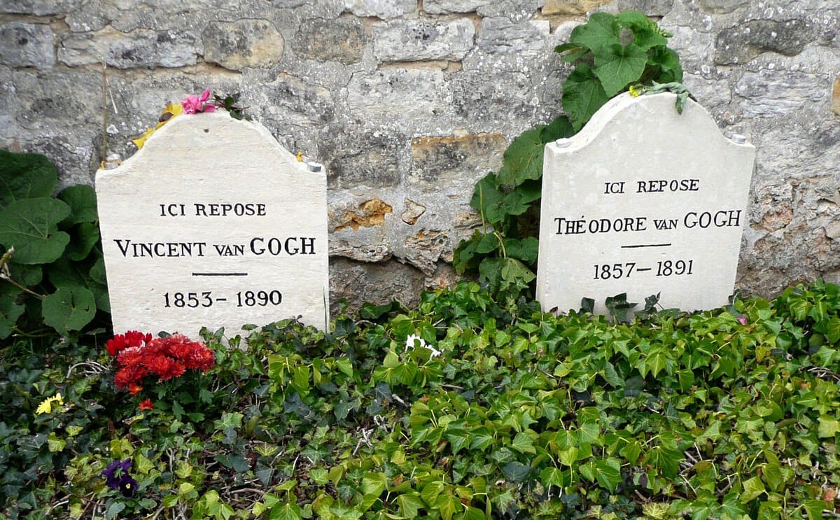 Les tombes des frères Vincent et Théo Van Gogh au cimetière municipal d'Auvers-sur-Oise, à 30 km de Paris