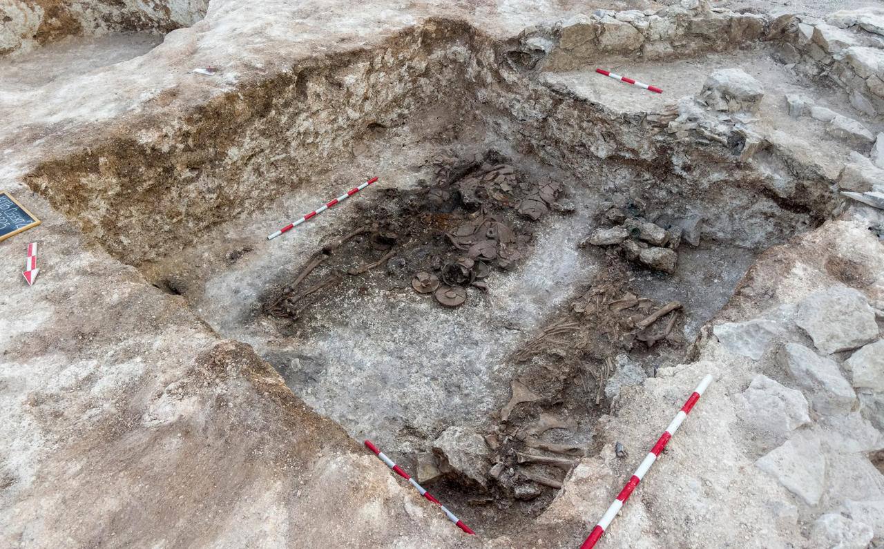 Des archéologues de l'Académie bulgare des sciences ont découvert une tombe du IIe siècle av. J.-C. près du village bulgare de Kapitan Petko Voïvoda, dans la région de Topolovgrad ; la trouvaille est déjà qualifiée de sépulture la plus riche de l'époque h
