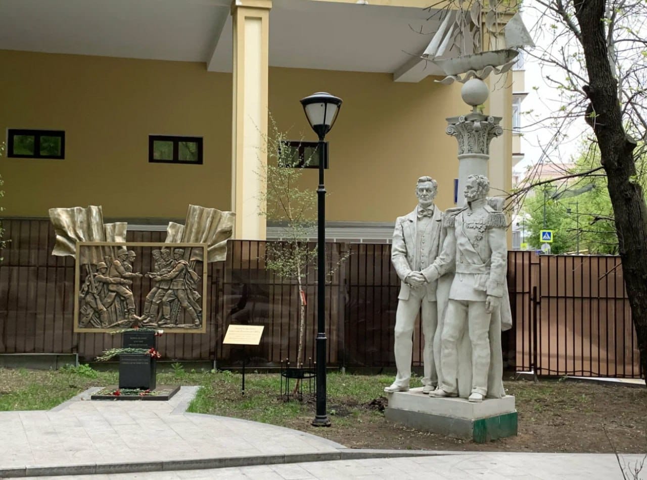 « La Poignée de main d'Abraham Lincoln et d'Alexandre II », sculpture installée dans le parc devant le musée « Maison Bourganov » sur le Sivtsev Vrajek