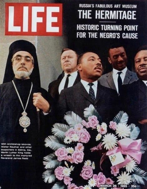 Martin Luther King et l'archevêque Iakovos, le seul ecclésiastique non africain à avoir pris part à la marche contre la discrimination raciale